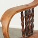 Chaise de bureau charmante avec de belles sculptures en bois du début du 20e siècle.