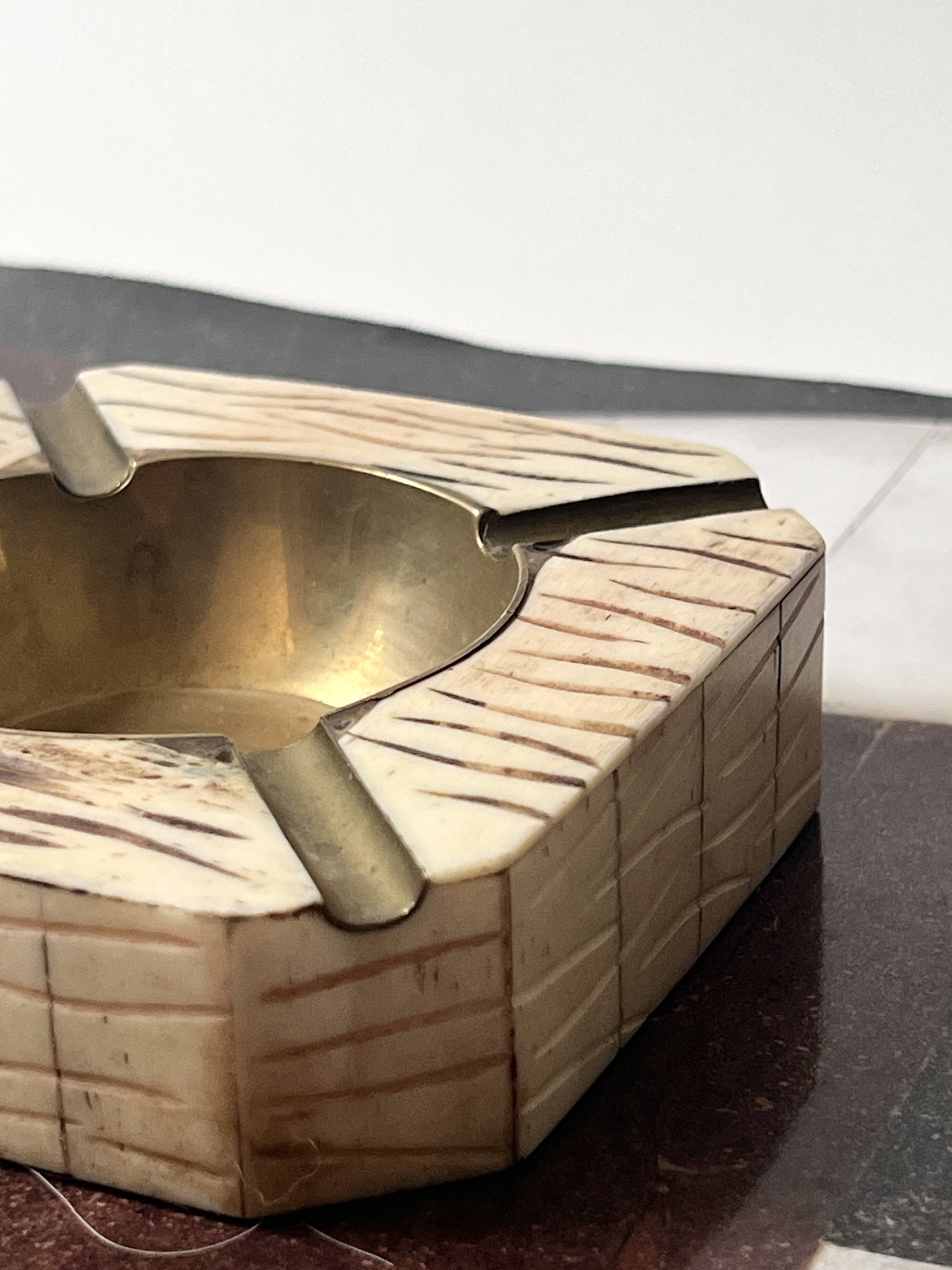 Italian ashtray in ivory zebra resin and brass, 1970s design.