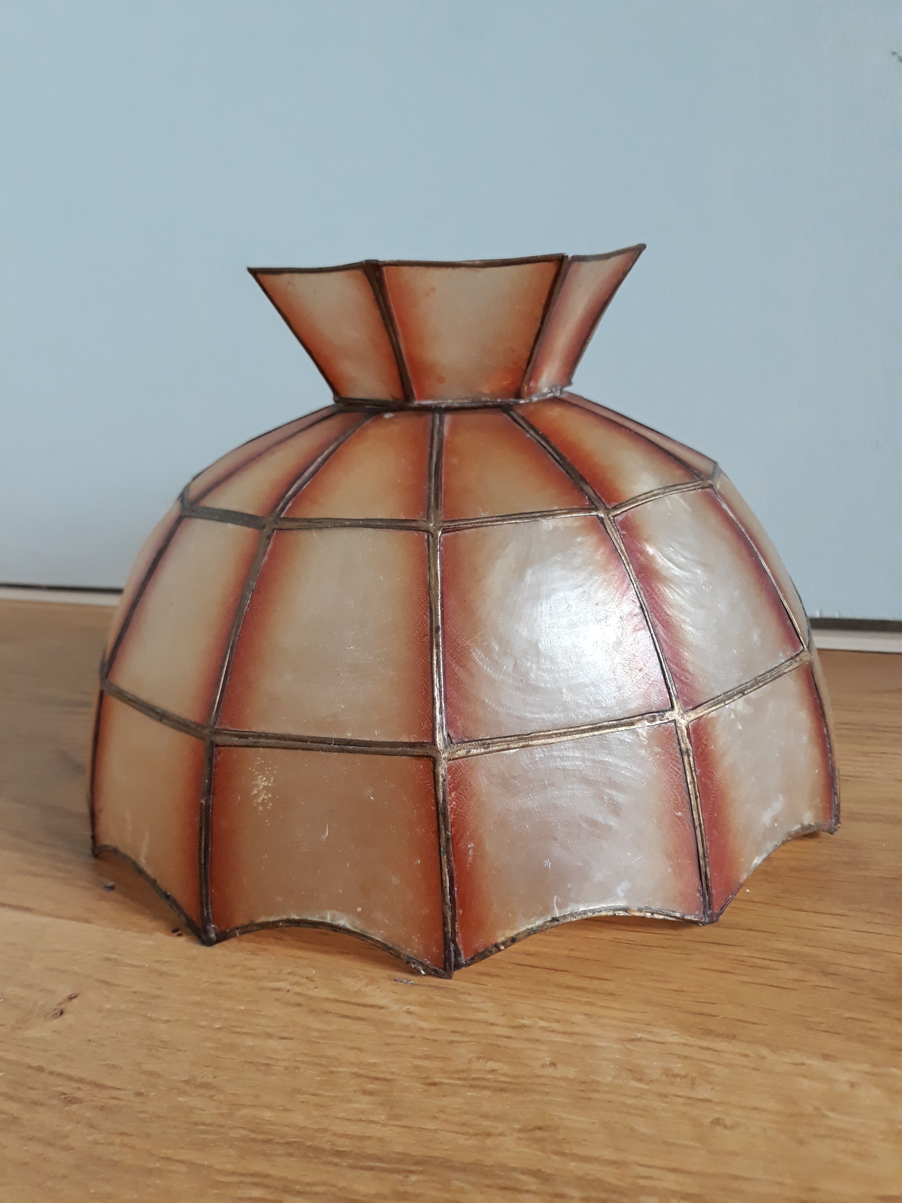 Mother-of-pearl lampshade for suspension