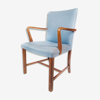 Armchair in mahogany and upholstered with light blue fabric by Fritz Hansen