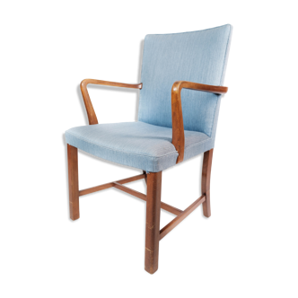 Armchair in mahogany and upholstered with light blue fabric by Fritz Hansen