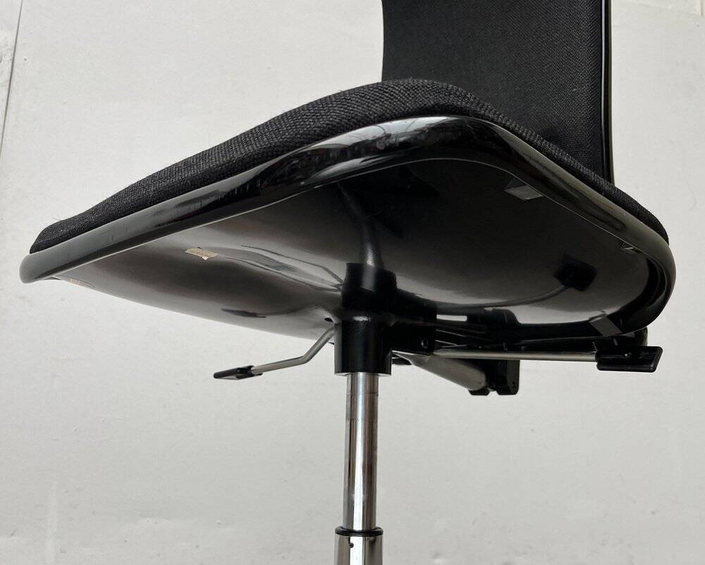 Vintage swivel office chair Supporto Series by Frederick Scott for Hille, 1970s