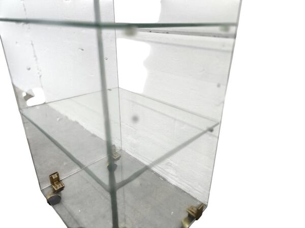 Vitrine en verre vintage / présentoir sur roulettes
