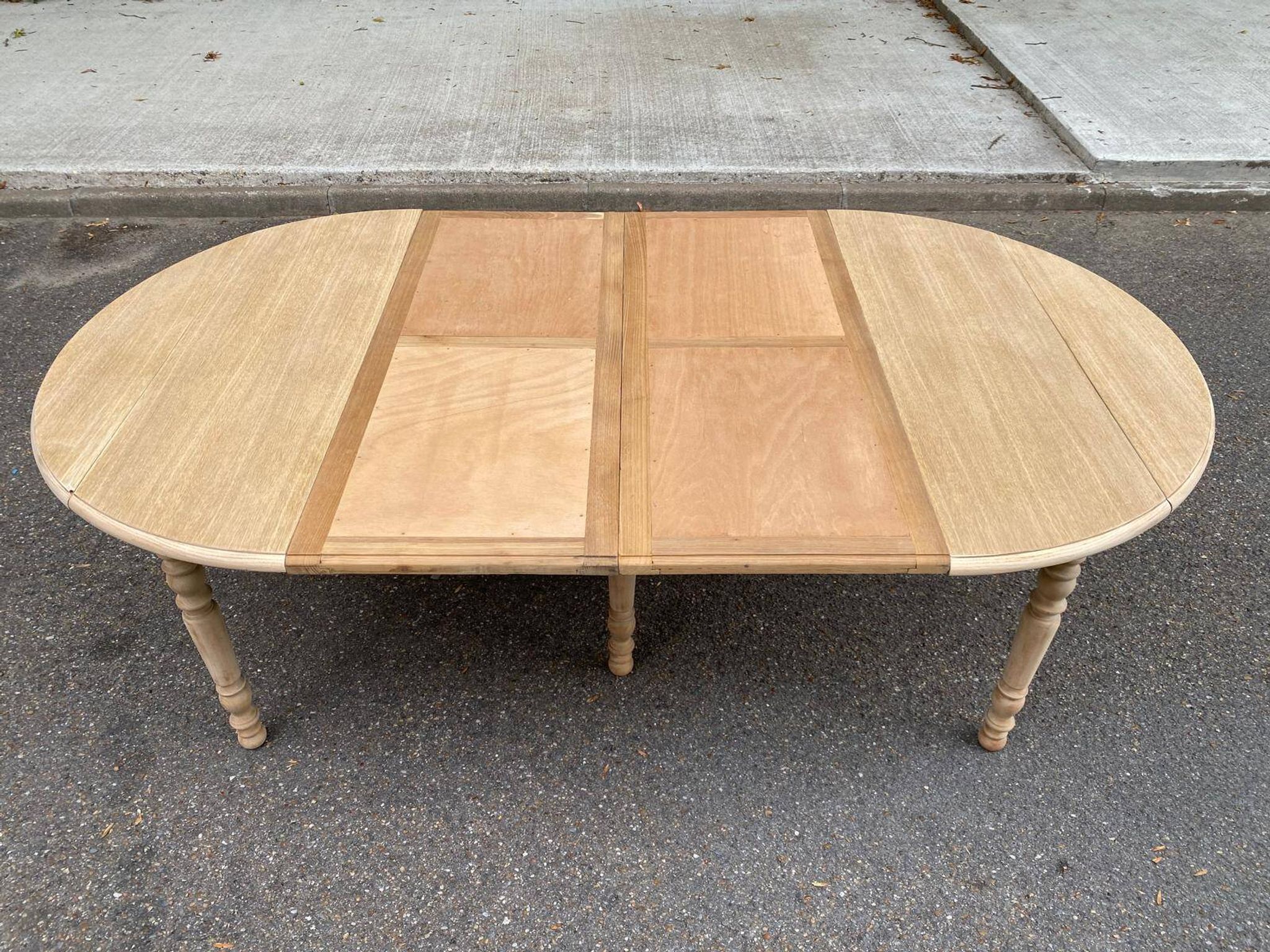 Table à manger ronde volets extensible Louis Philippe décapée en chêne brut