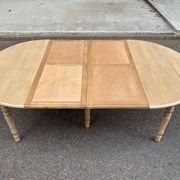 Table à manger ronde volets extensible Louis Philippe décapée en chêne brut