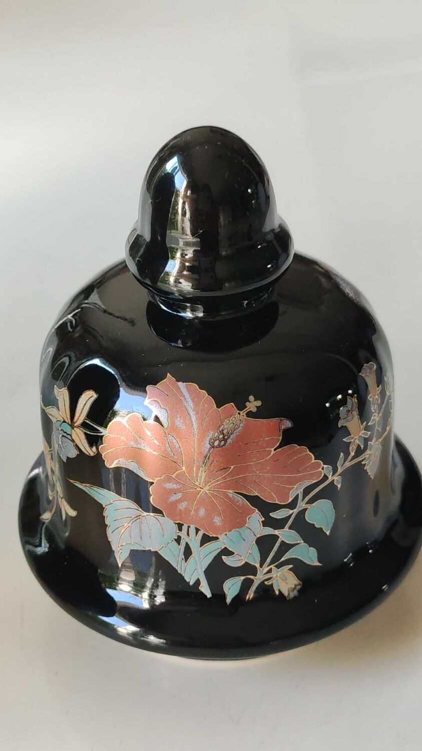 Vase with lid. decorative asian potiche with undulations. floral motifs/exotic bird. exclusive décor, made in italy. high 30 cm