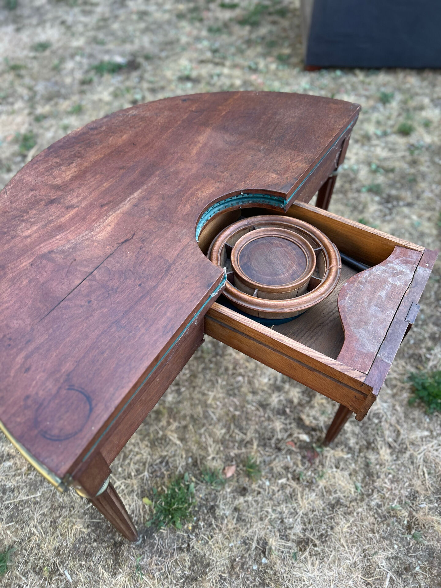 Table de jeux ancienne demi-lune