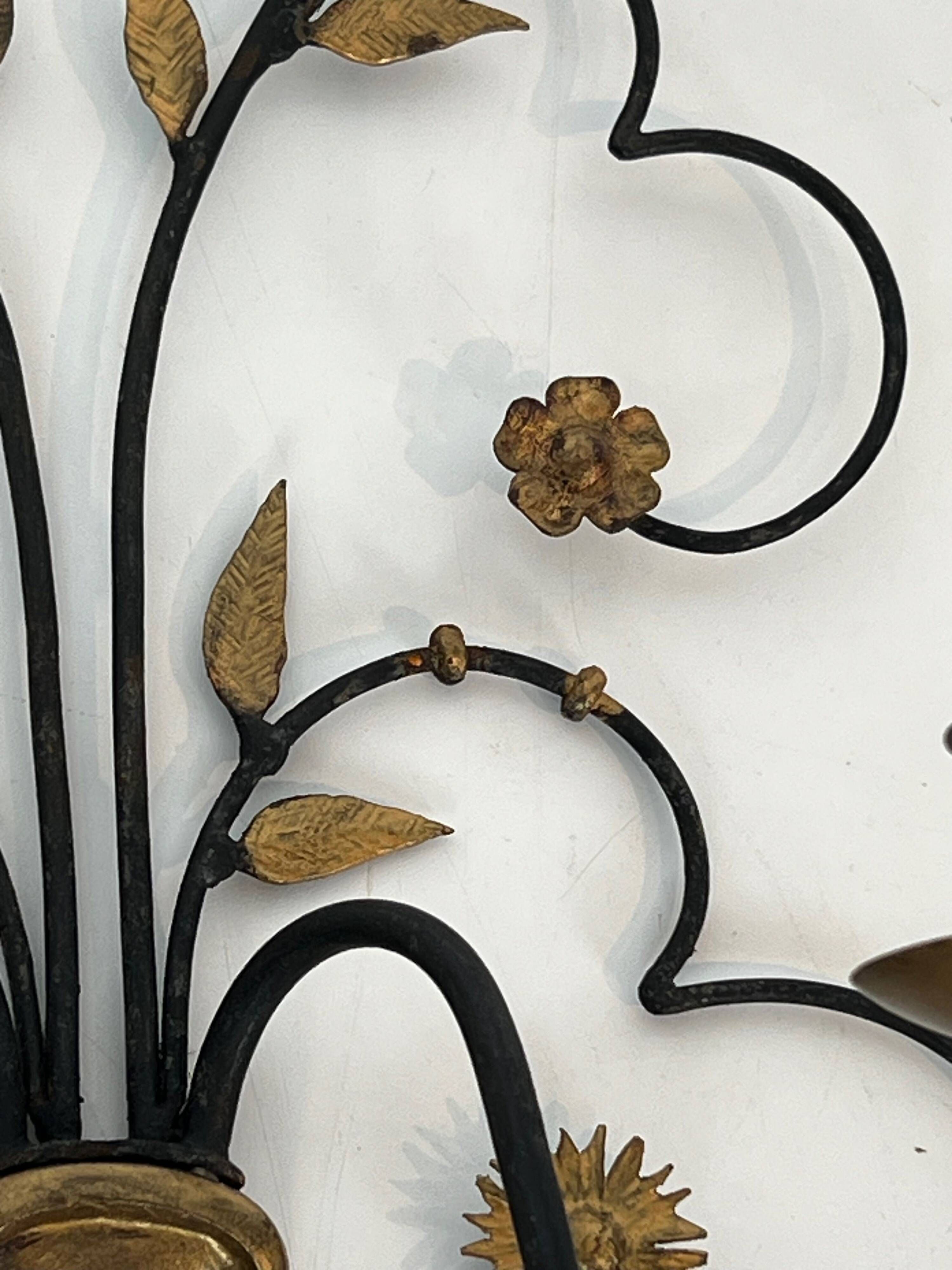 Paire d'appliques en fer forgé et doré représentant un bouquet de fleurs