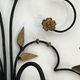 Paire d'appliques en fer forgé et doré représentant un bouquet de fleurs