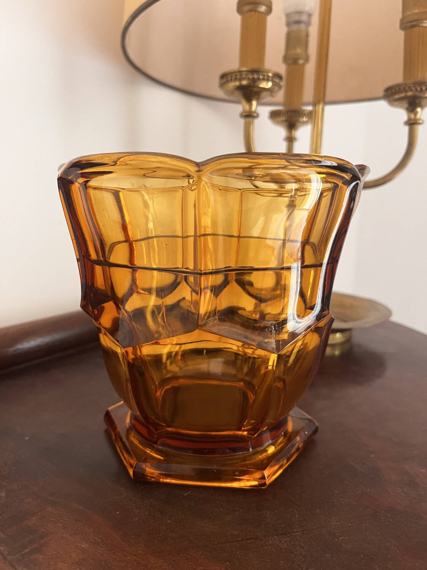 Vase en verre ambré