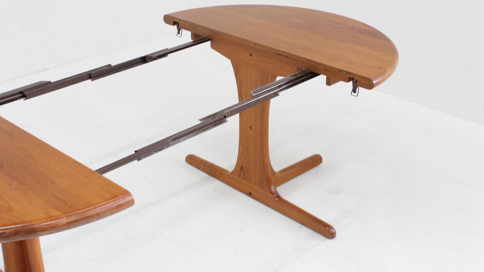 Table à manger ronde extensible vintage en teck massif des années 1960.