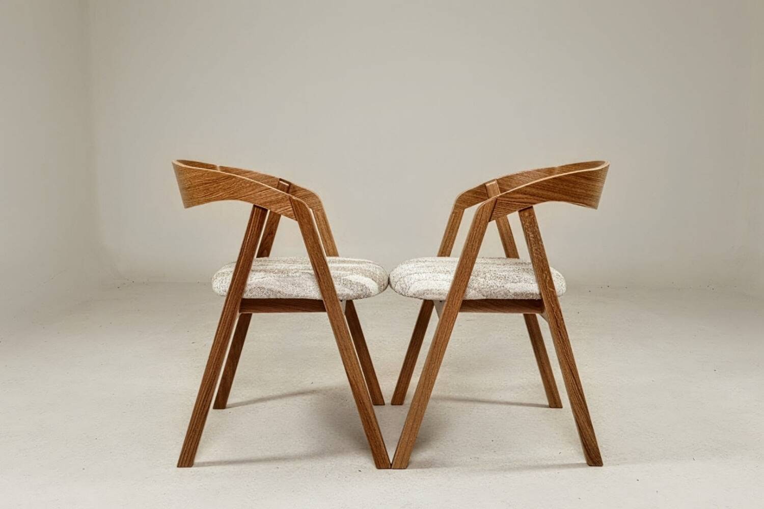 Paire de chaises scandinaves en chêne massif jaquard beige