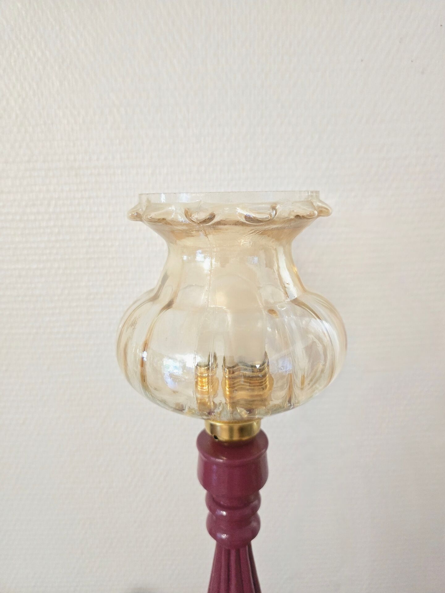 Lampes à poser vintage – Pieds bois repeints mauve brillant + globes a