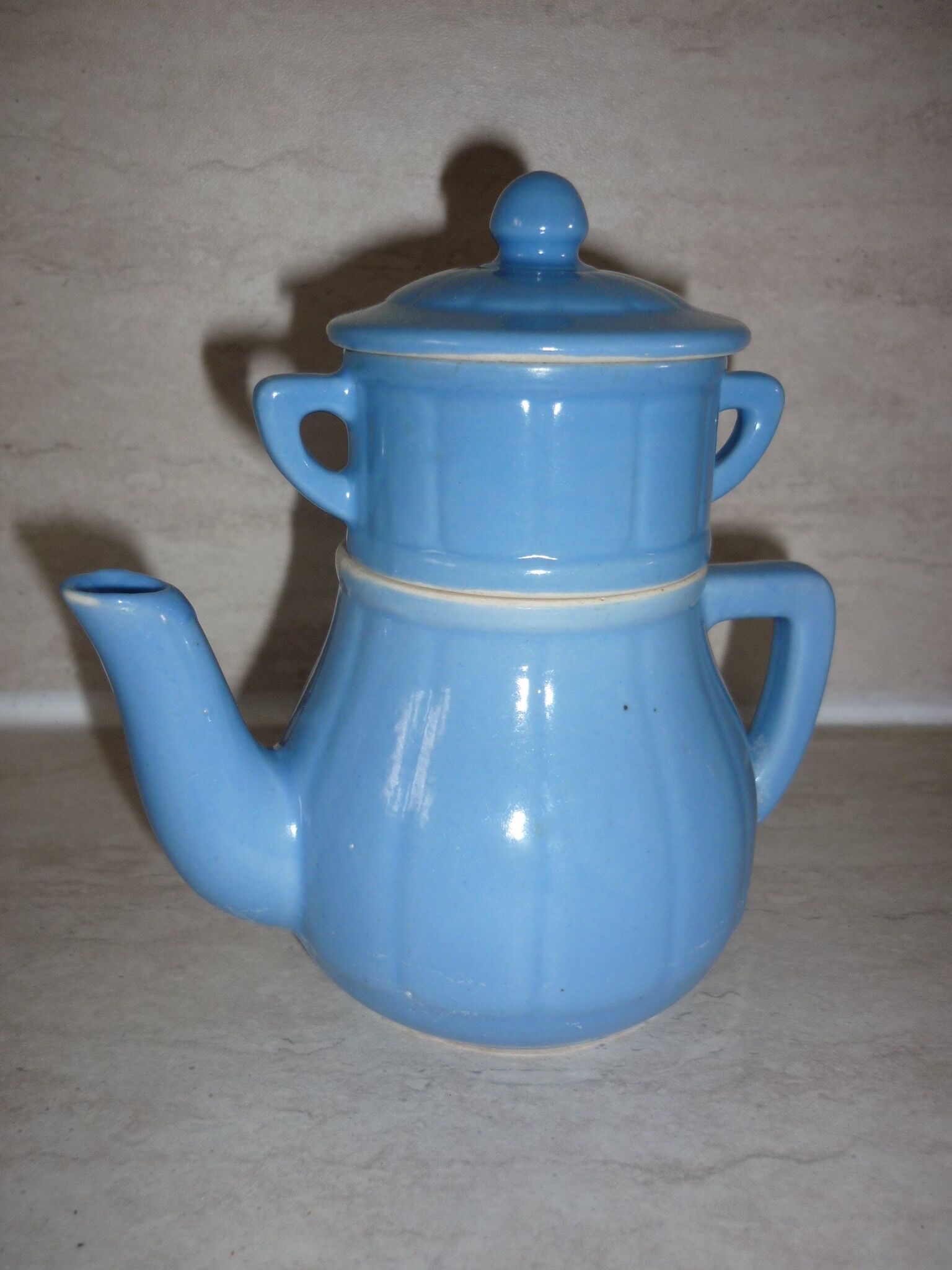 Individual coffee maker with bright blue filter