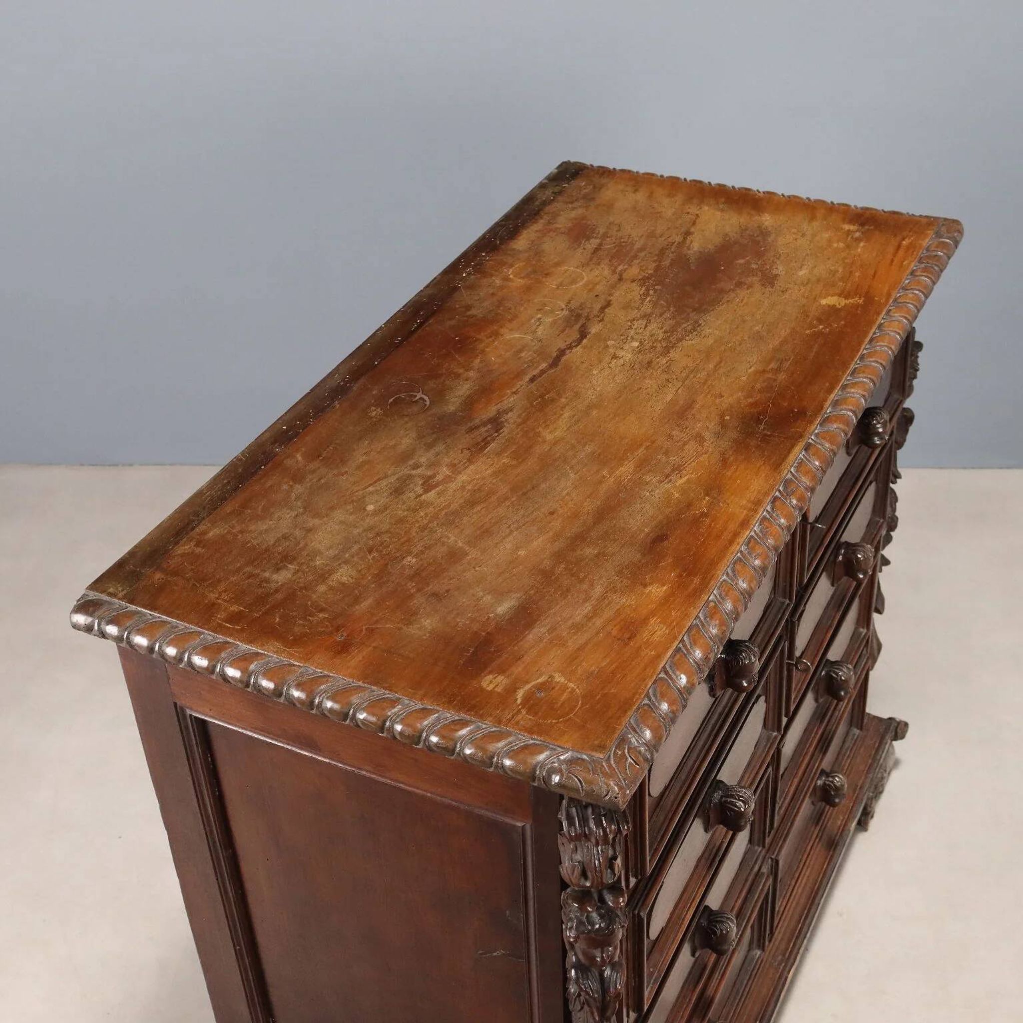 Antique baroque chest of drawers in walnut and poplar, 18th century.