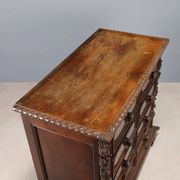 Antique baroque chest of drawers in walnut and poplar, 18th century.