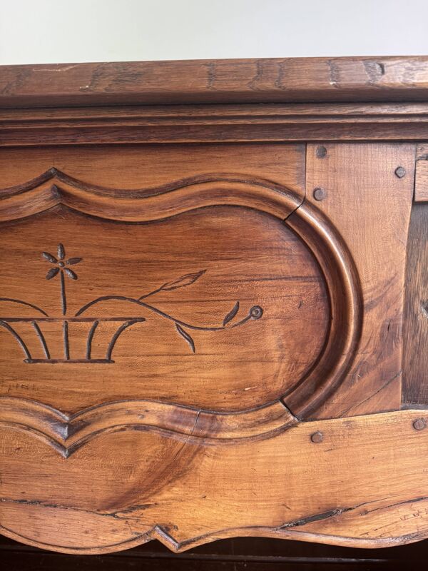 manteau de cheminée transformée en bibliothèque