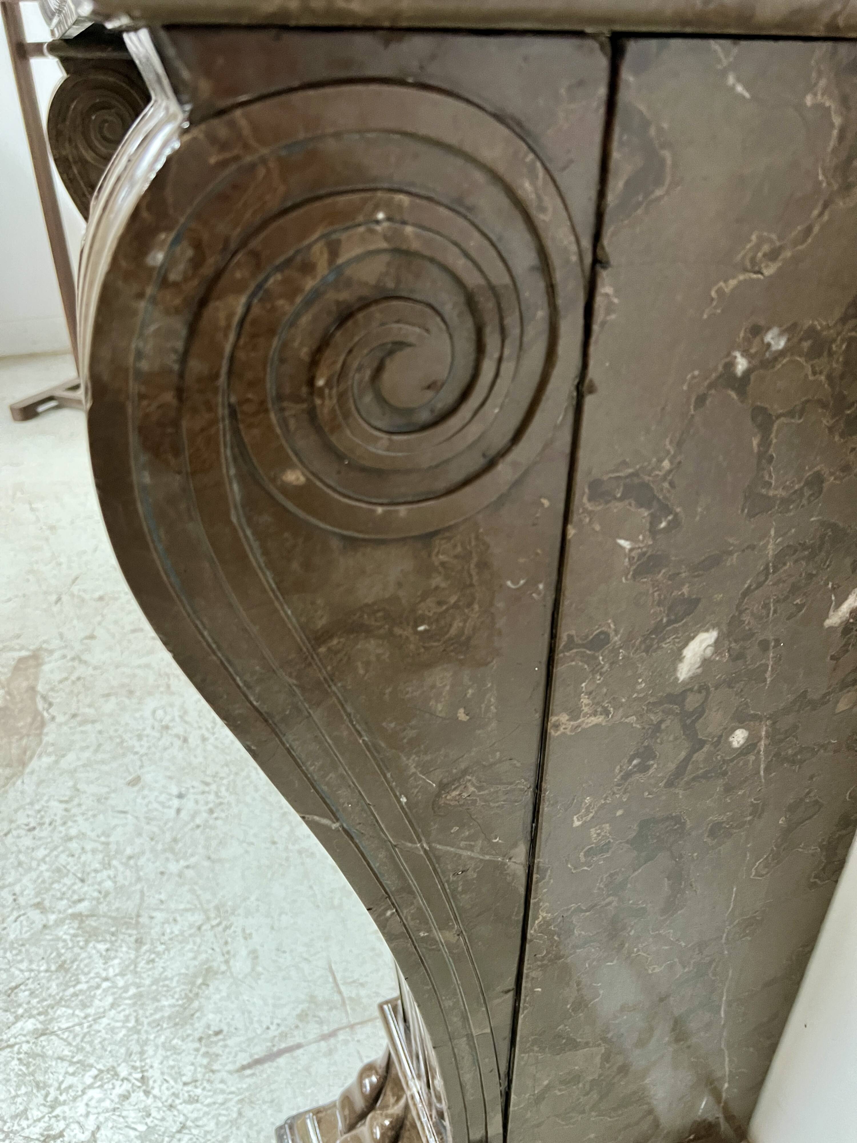 Napoleon III fireplace with claw feet in speckled marble, 19th century.