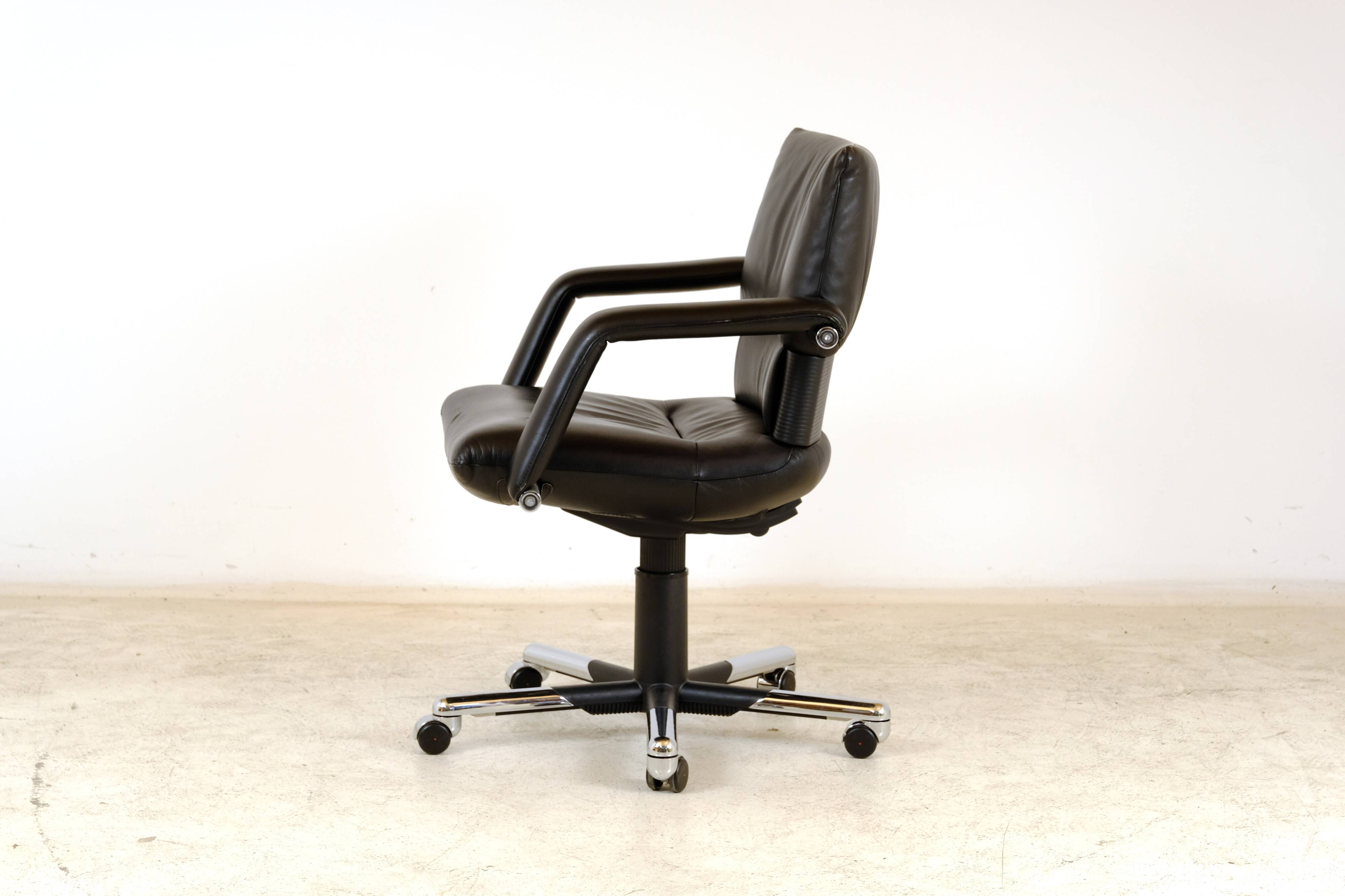 Fauteuil cuir "Figura" de Mario bellini pour Vitra