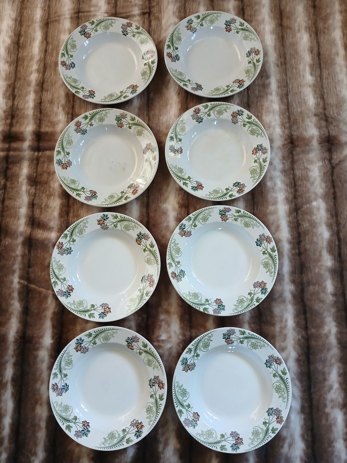 23 assiettes + plat anciens U&C Sarreguemines