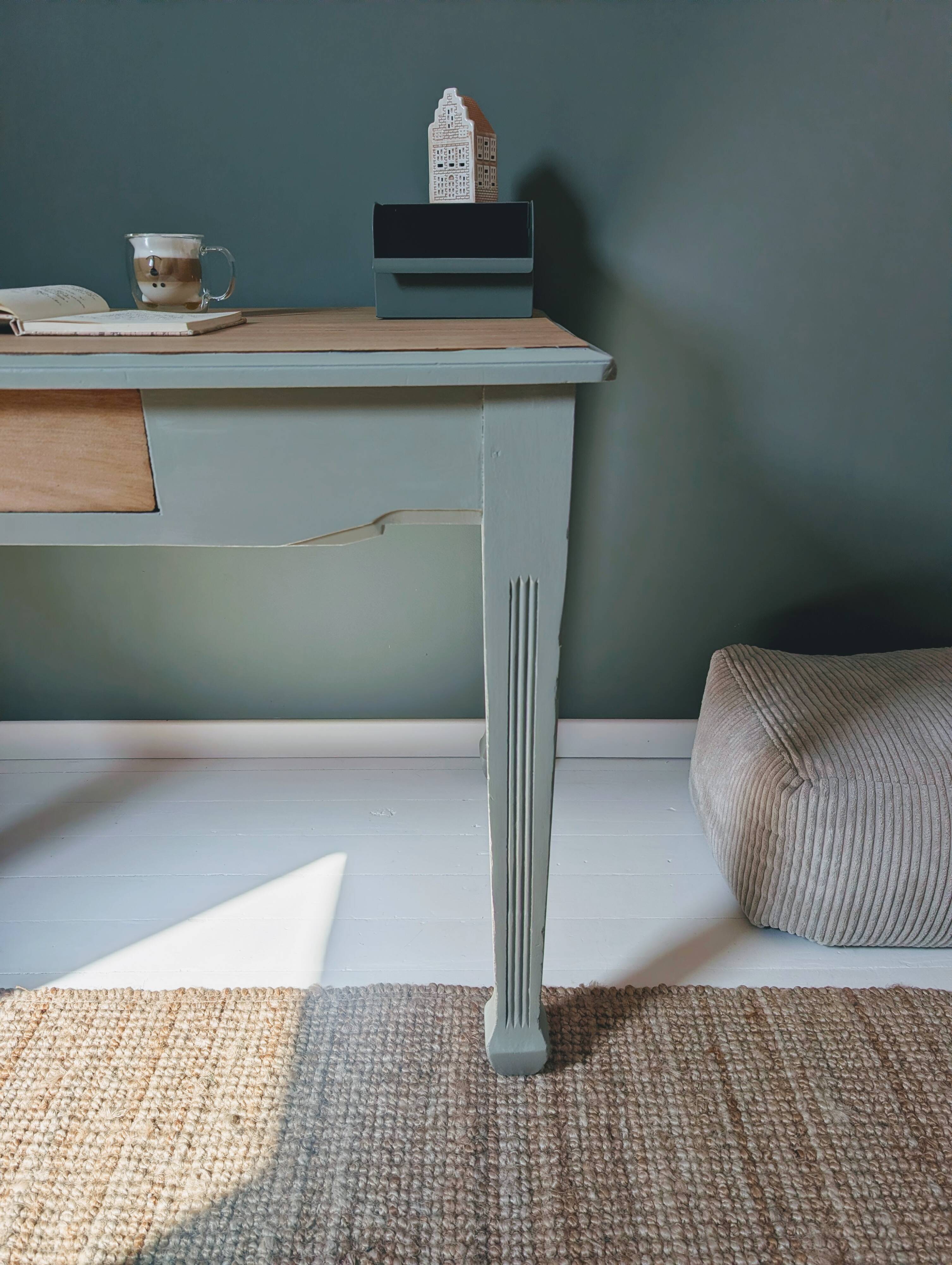 Bureau ancien rénové en bois et vert grisé