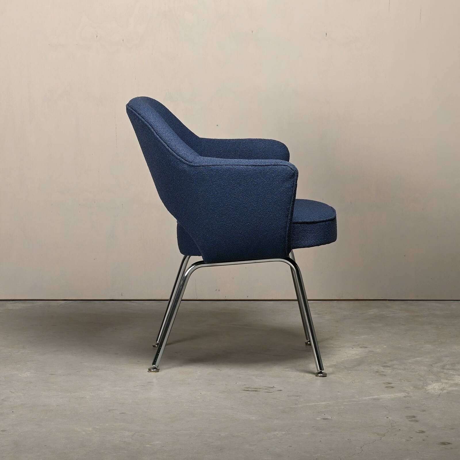Eero Saarinen Executive Armchair in Blue Bouclé fabric for Knoll International