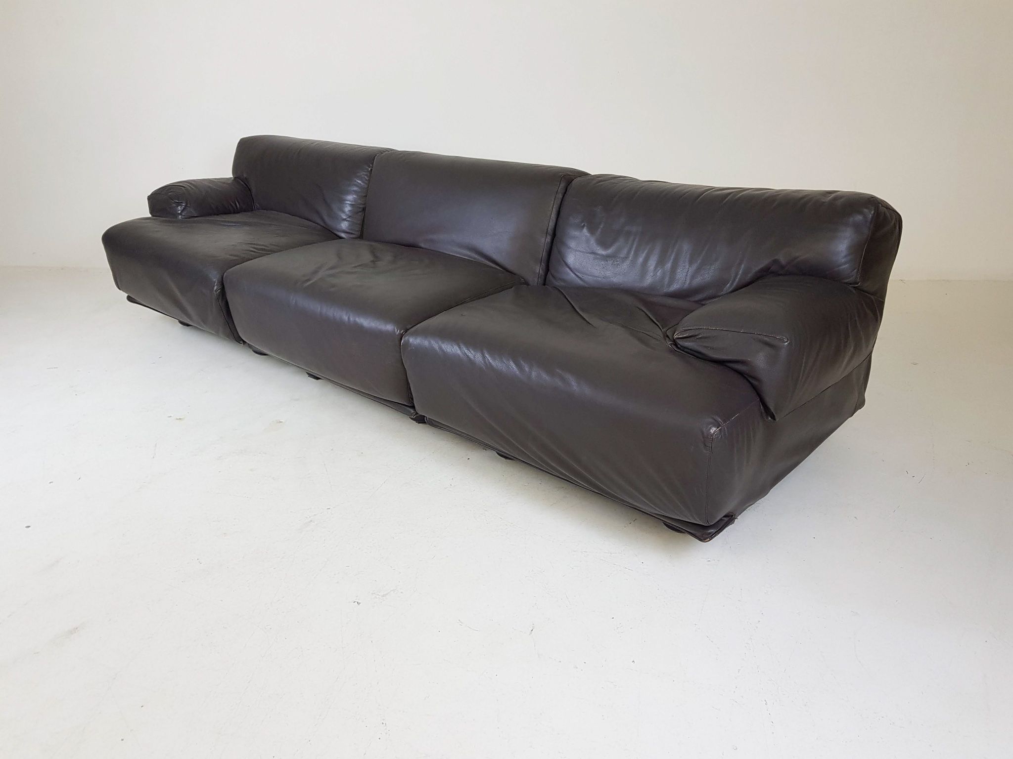 Vico Magistretti for Cassina "Fiandra" 3-Seater dark brown leather sofa, Italy 1970