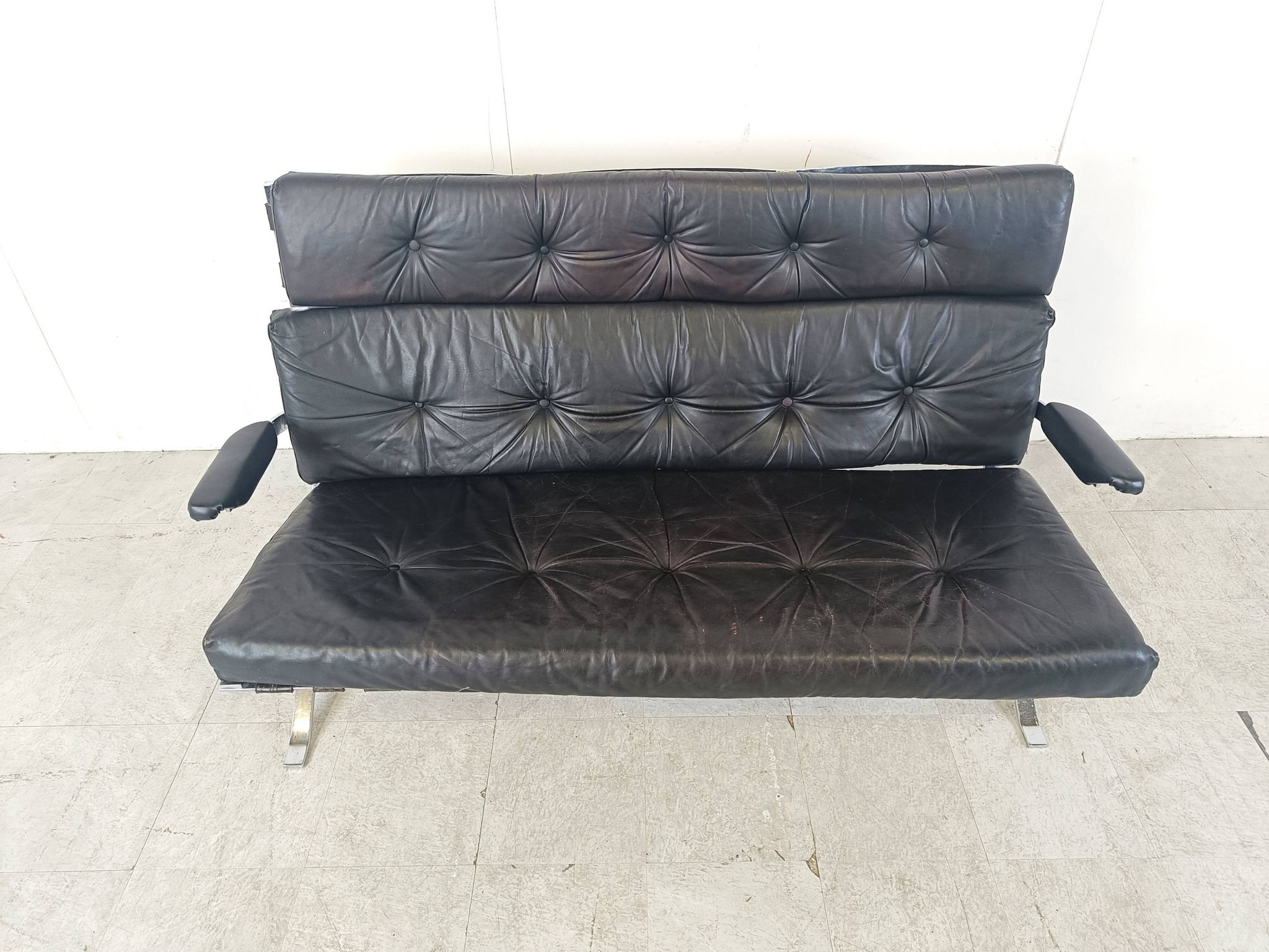 Canapé vintage en cuir noir et chrome, années 1970