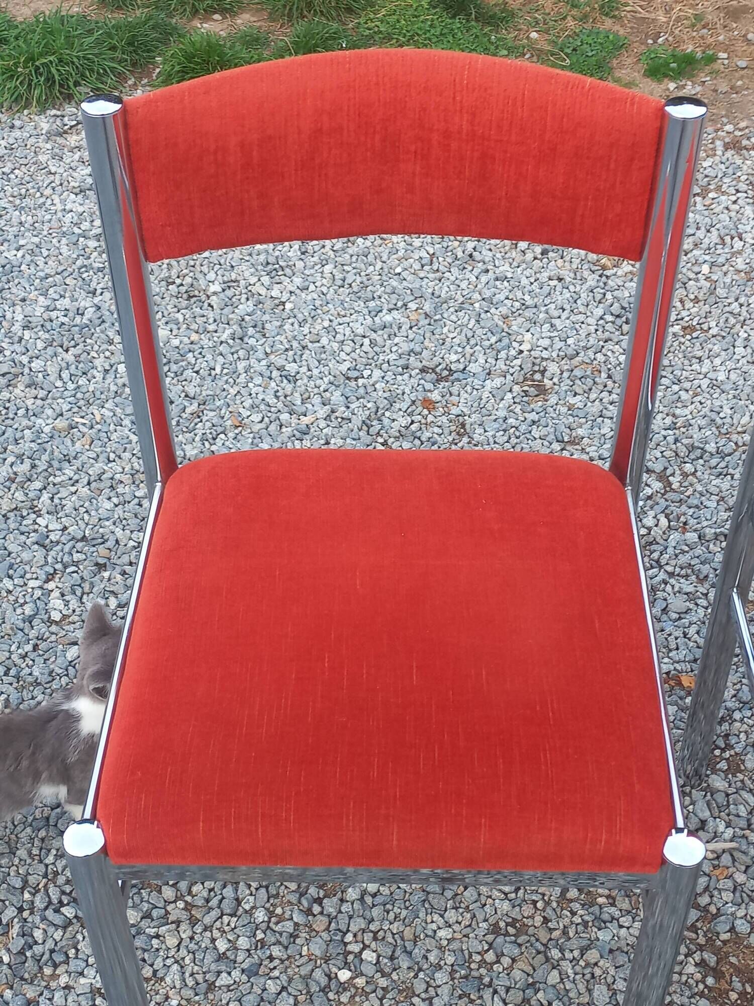 Pair of designer chairs in chrome metal and orange velvet from the 1970s.