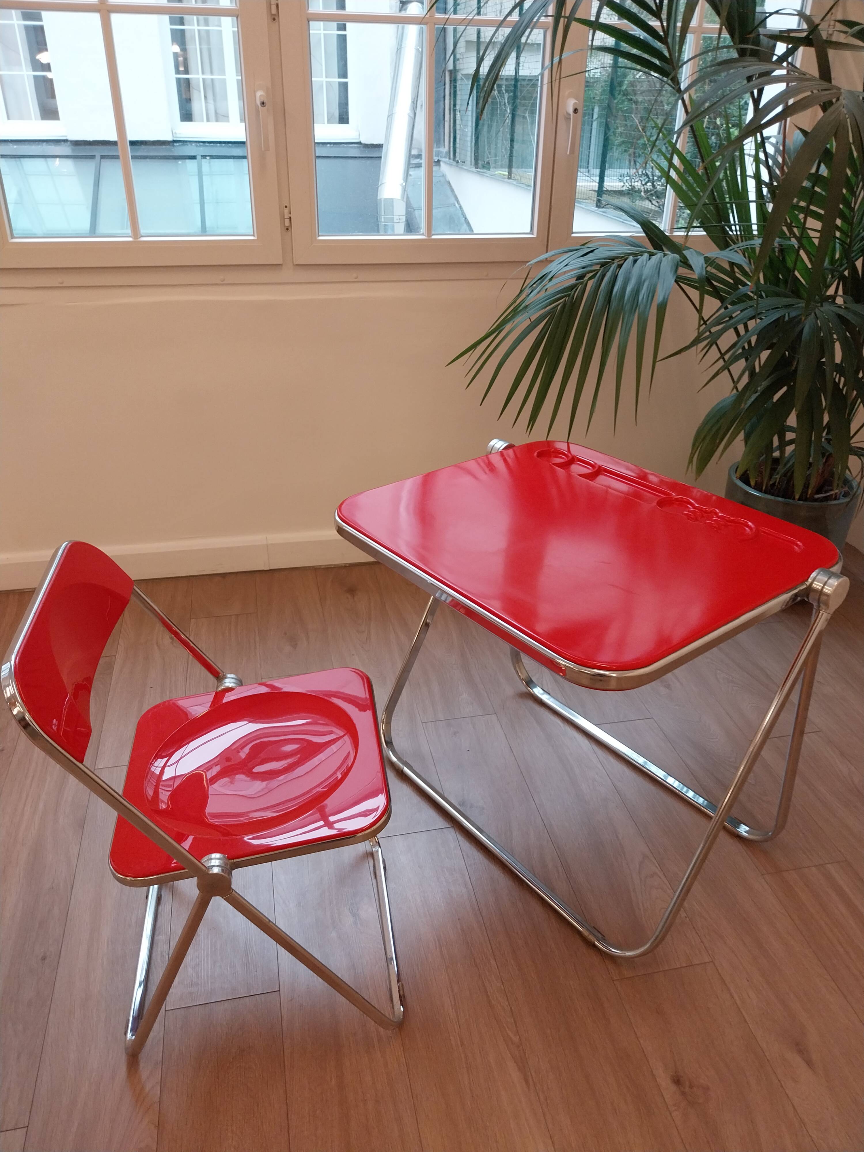 Vintage lot design – Platone table + red Plia chairs – Anonima Castelli