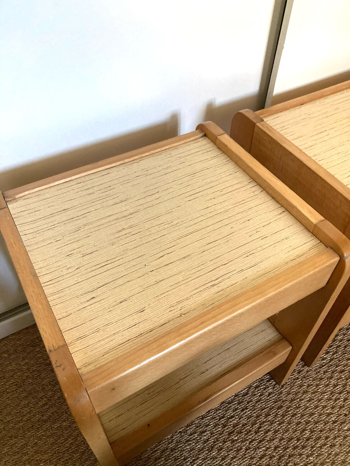 Paire de tables de chevet en orme