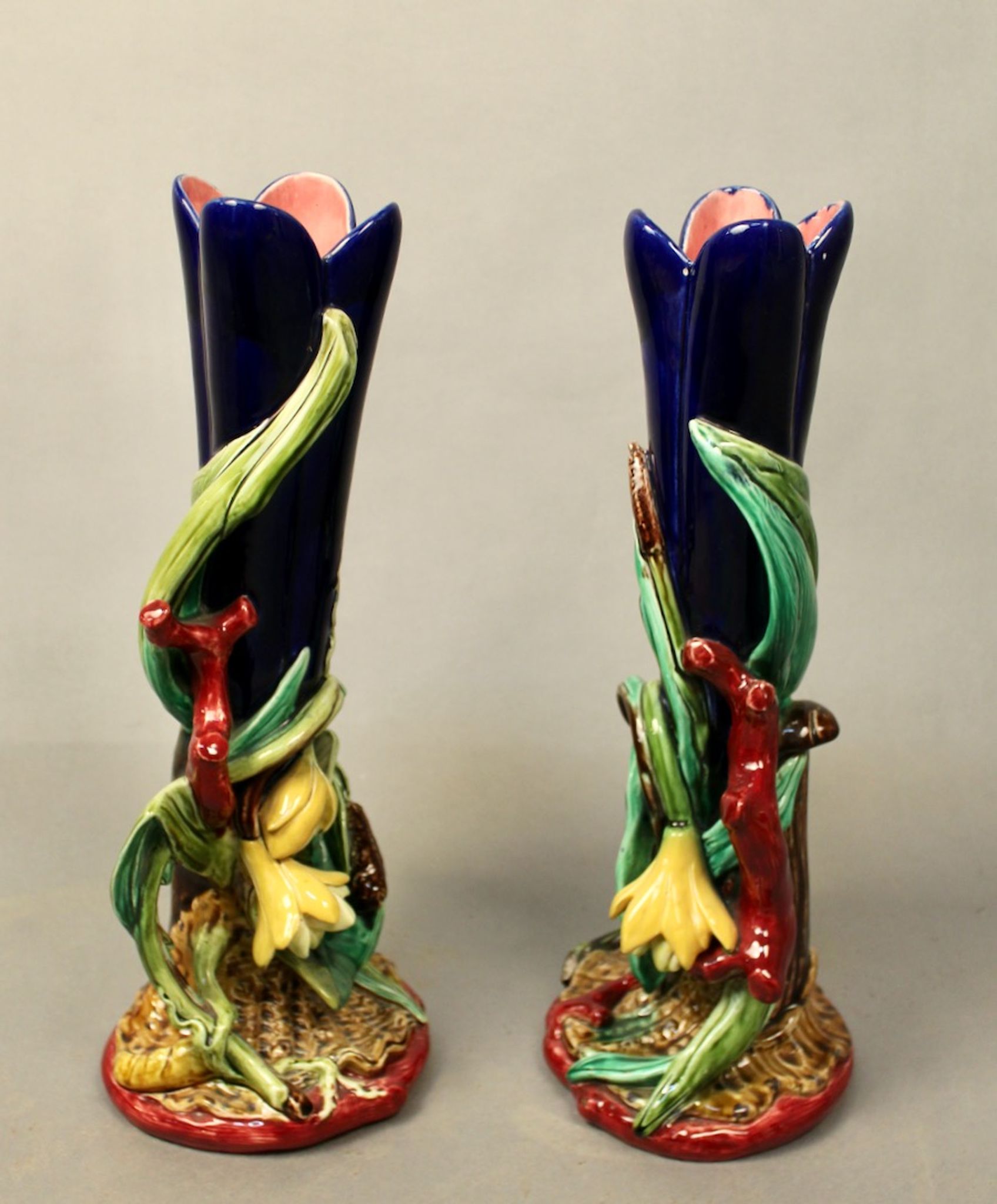 Pairs of vases decorated with majolica sarguemine flowers