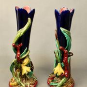 Pairs of vases decorated with majolica sarguemine flowers