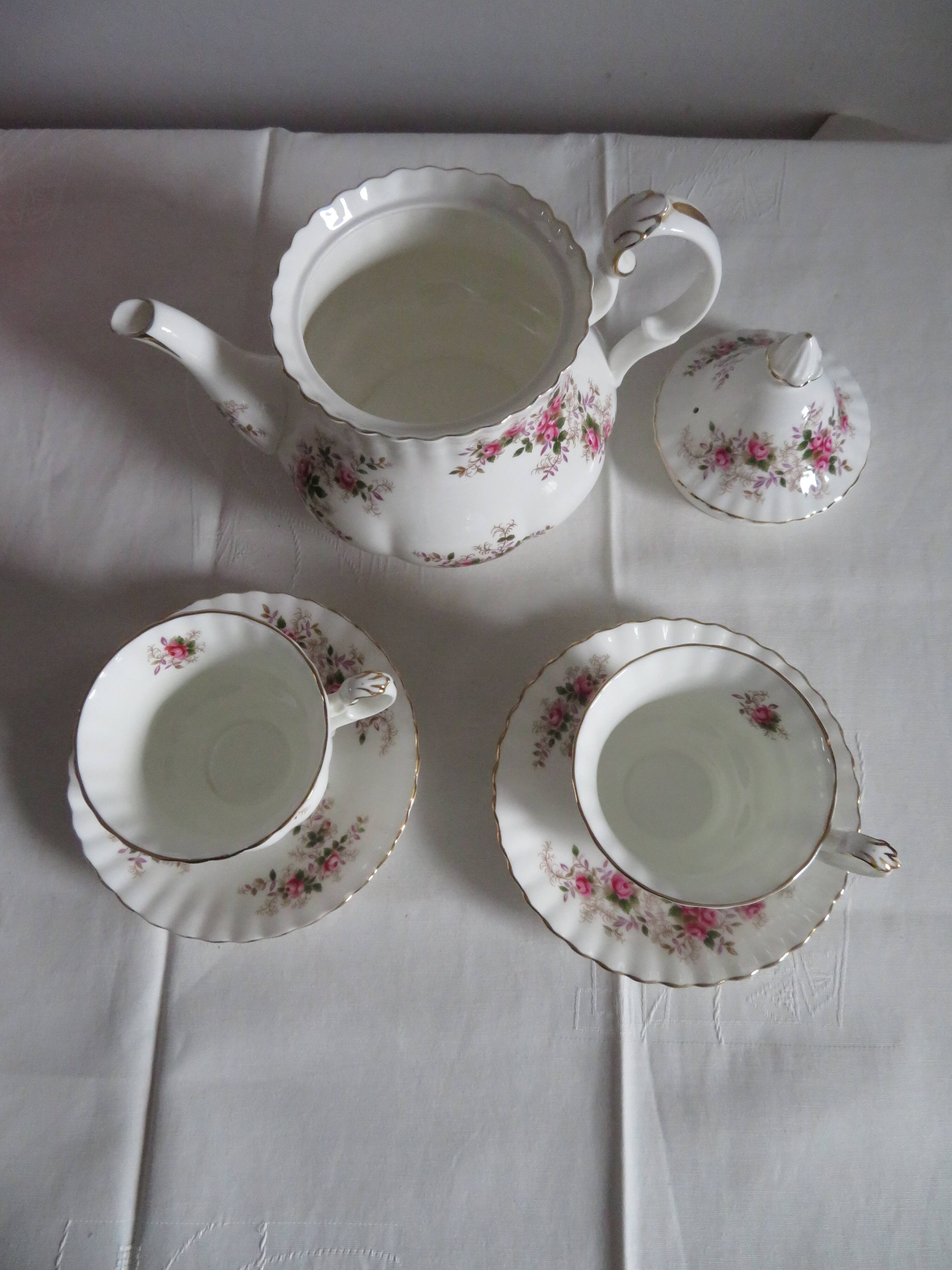 Teapot and its 2 cups and saucers Royal Albert Porcelaine "Lavender Rose"