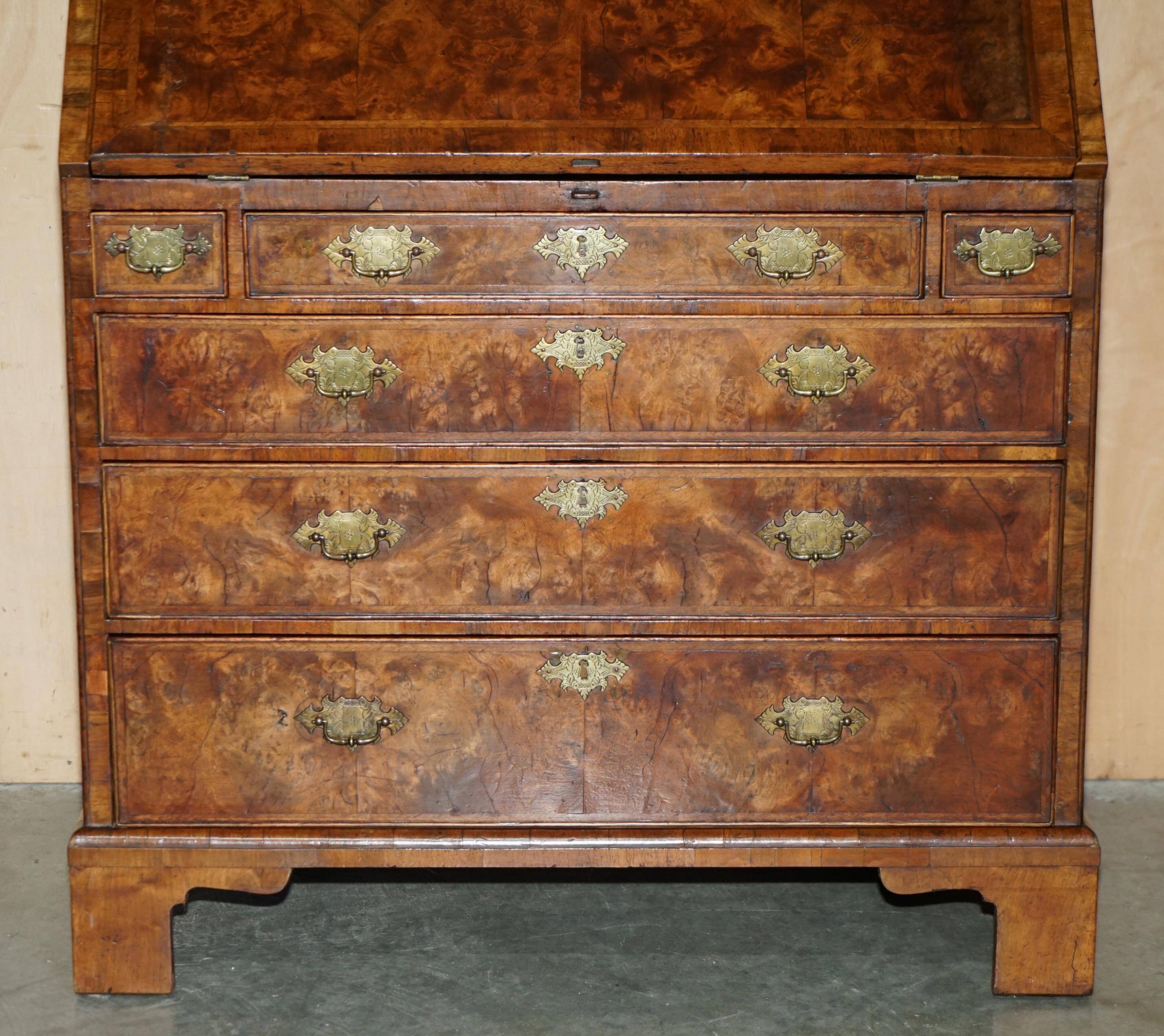 Bibliothèque secrétaire en noyer buriné antique George II vers 1740