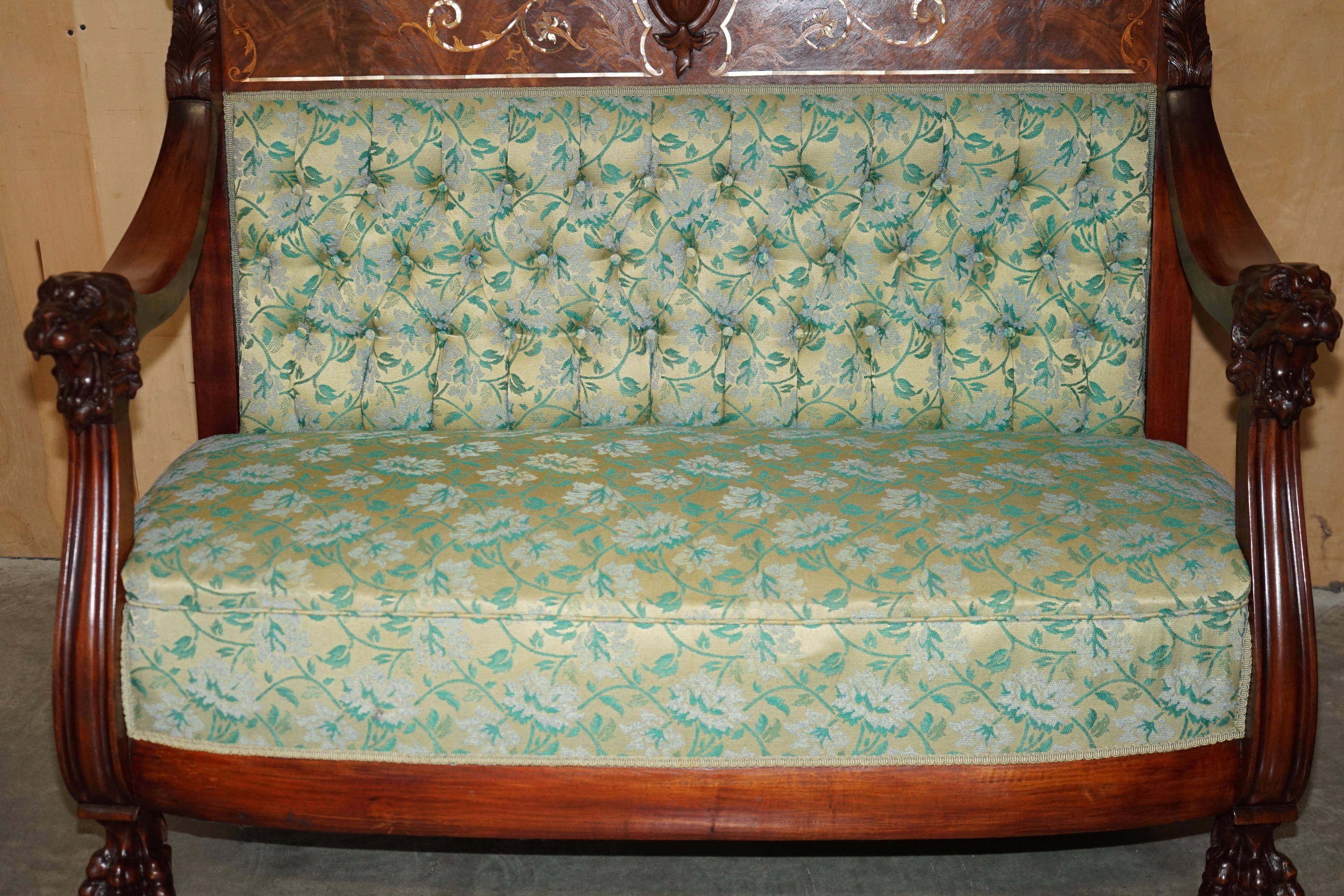 Canapé Chesterfield Ancien Sculpté en Noyer avec Incrustation de Nacre