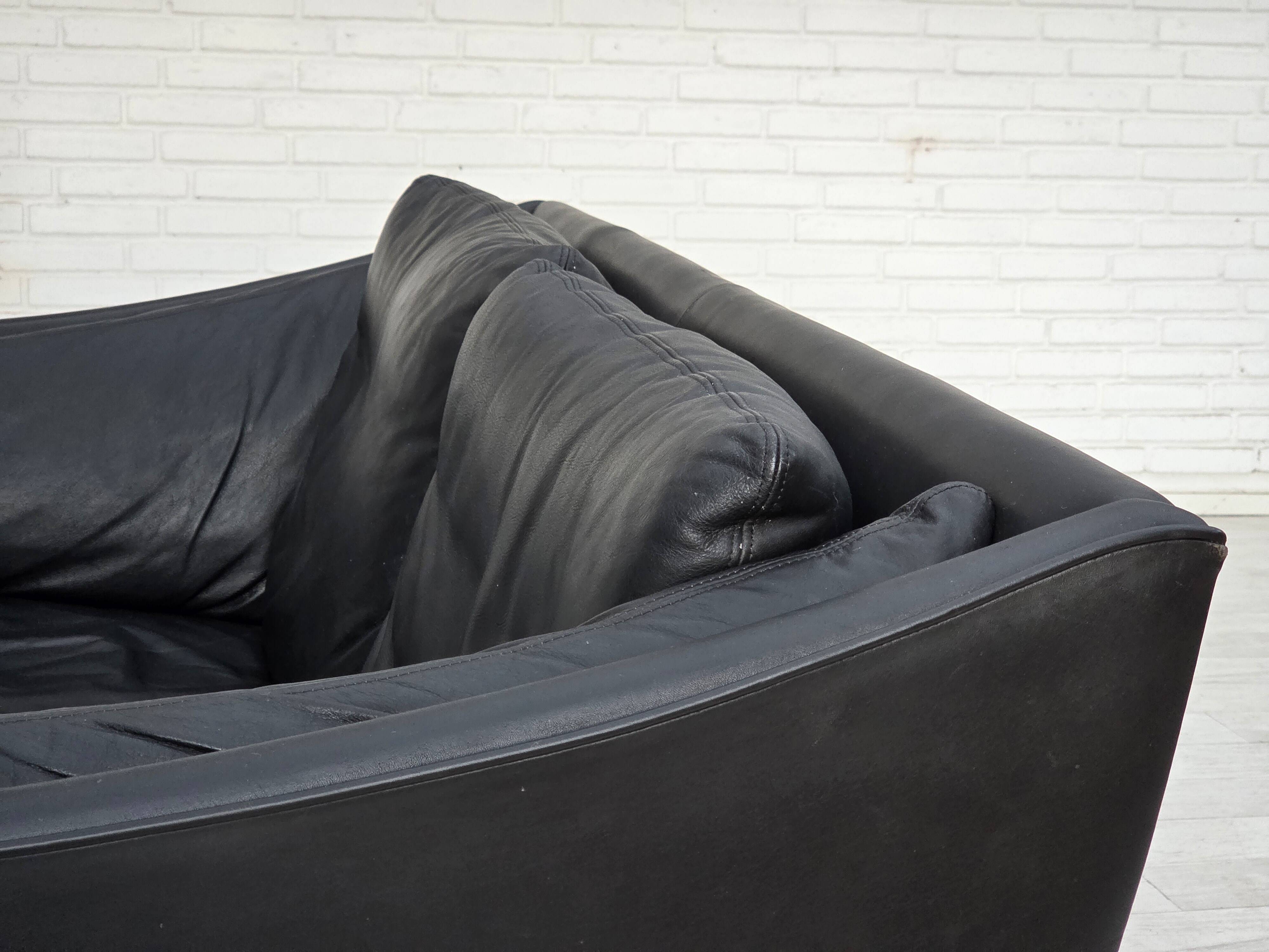 Canapé danois 2 places des années 1970, cuir d'ameublement noir d'origine, bois de teck.