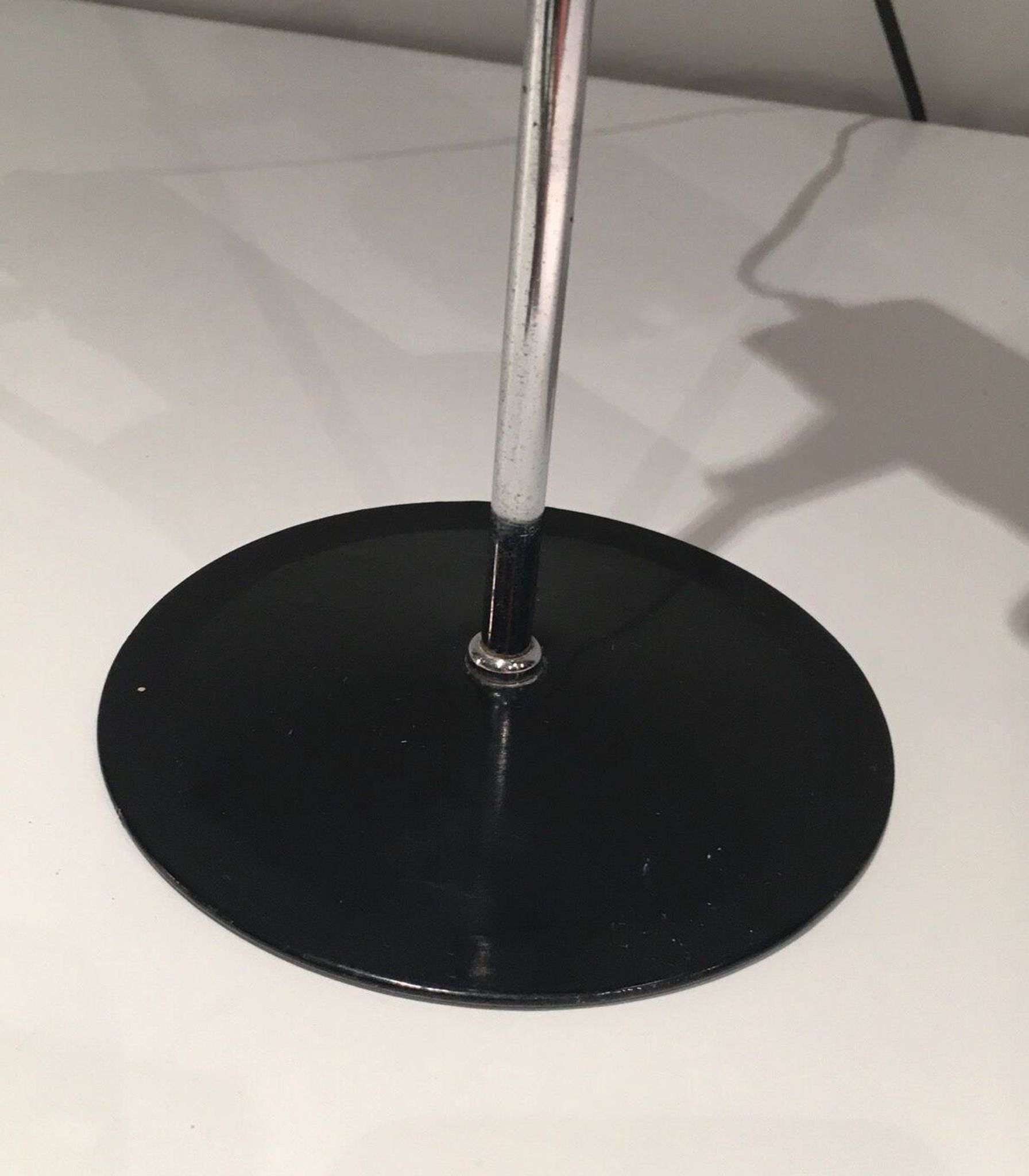 Lampe réglable en métal laqué noir et chrome. Travail français. Vers 1970