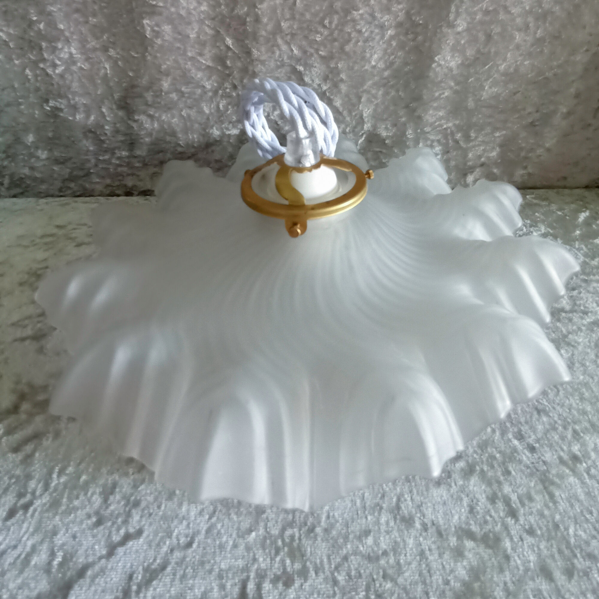 Antique suspension lamp in frosted white glass