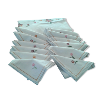 Nappe and 12 towels. Flowers embroidery. Country