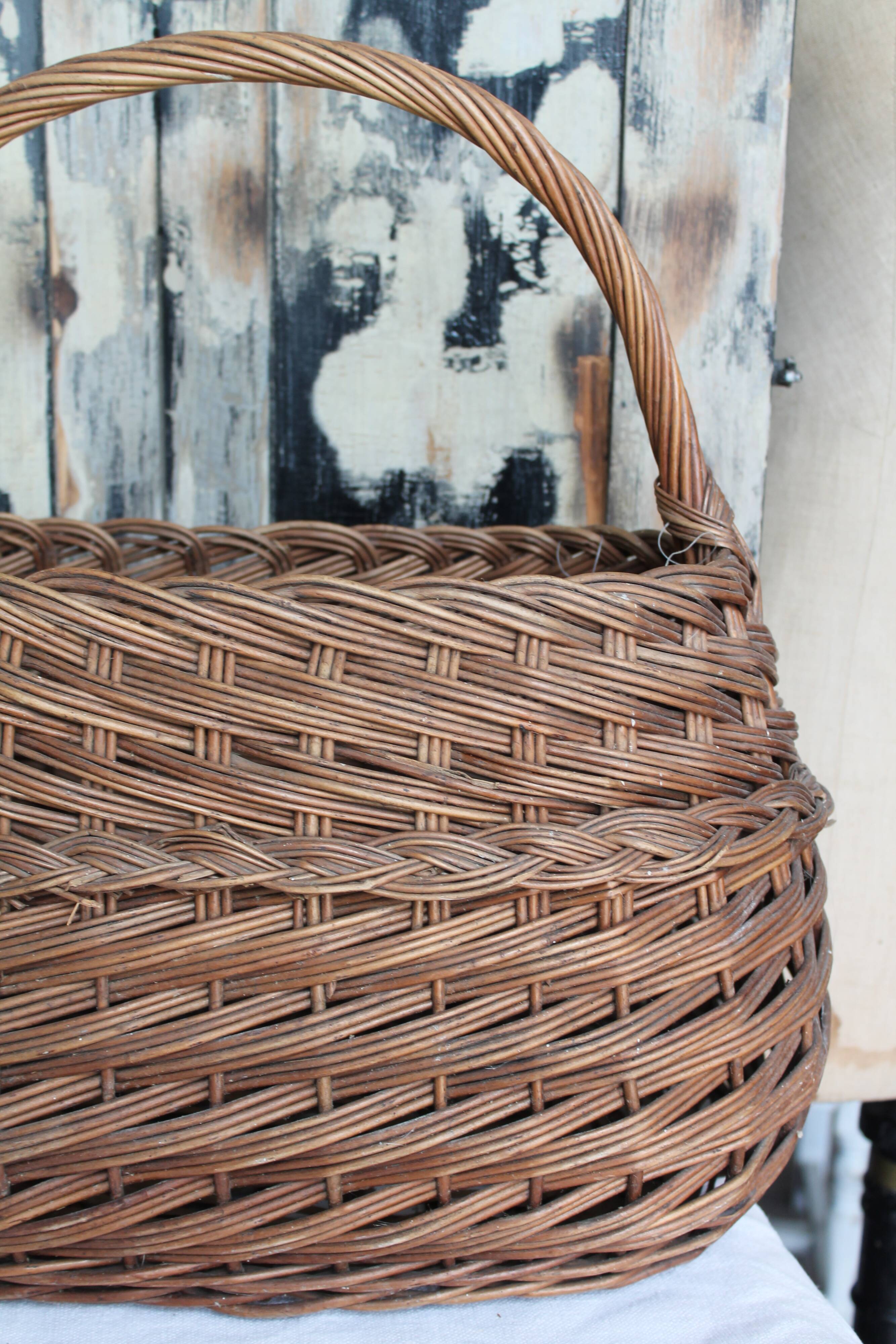Racing vintage 1960s wicker basket