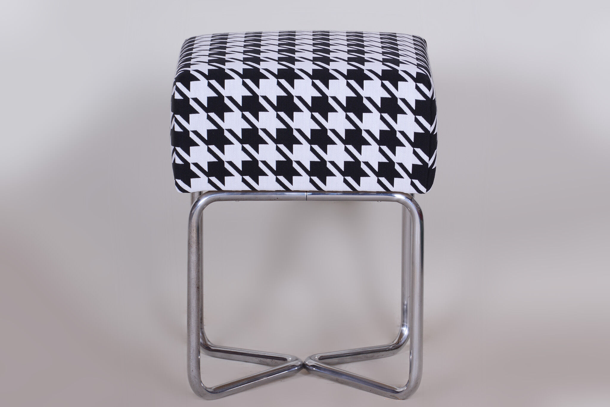 Tabouret chrome noir et blanc de sab fabriqué dans les années 1930 nouveau rembourrage