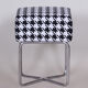 Tabouret chrome noir et blanc de sab fabriqué dans les années 1930 nouveau rembourrage