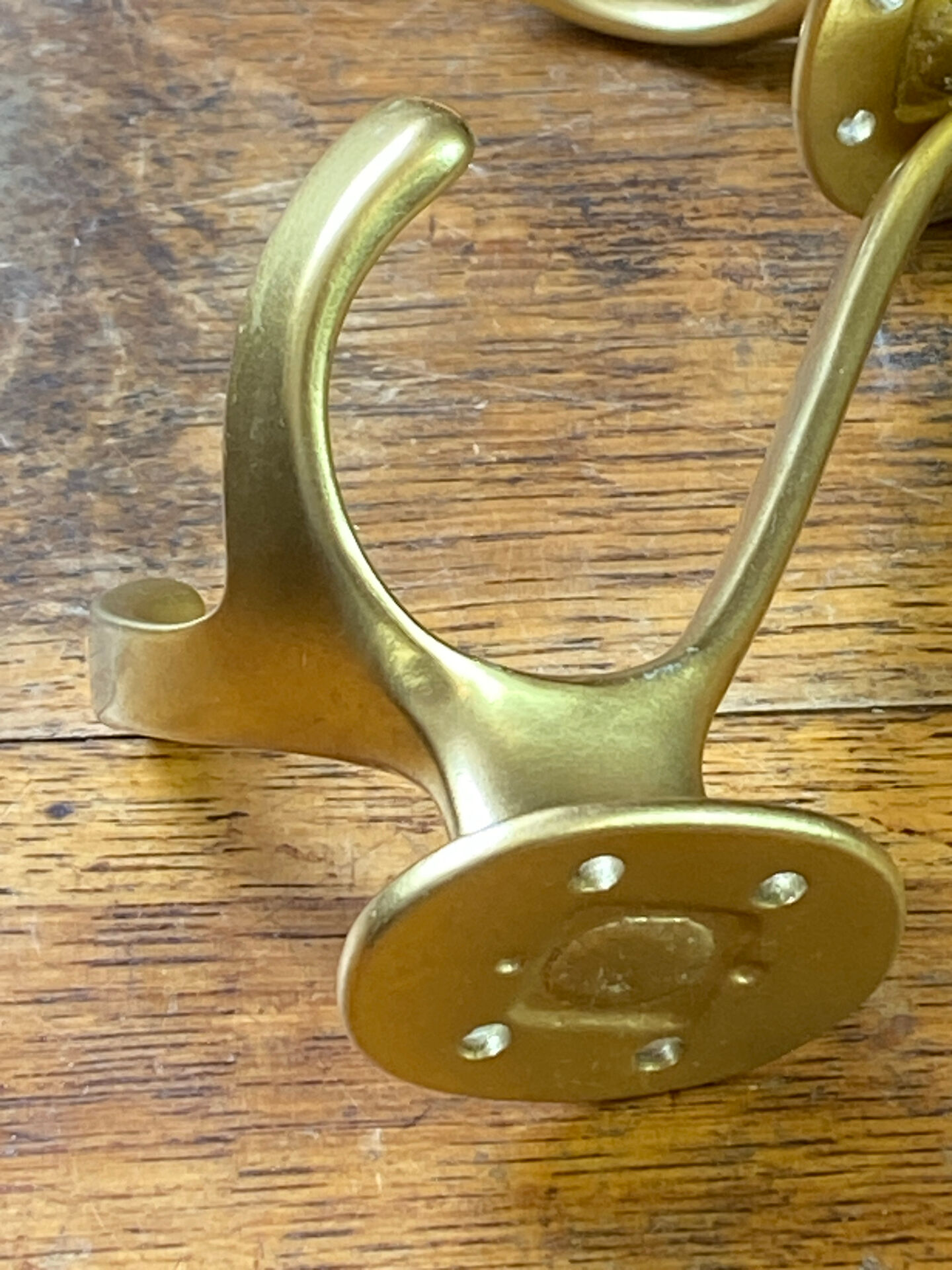 Patères en aluminium de couleur dorée