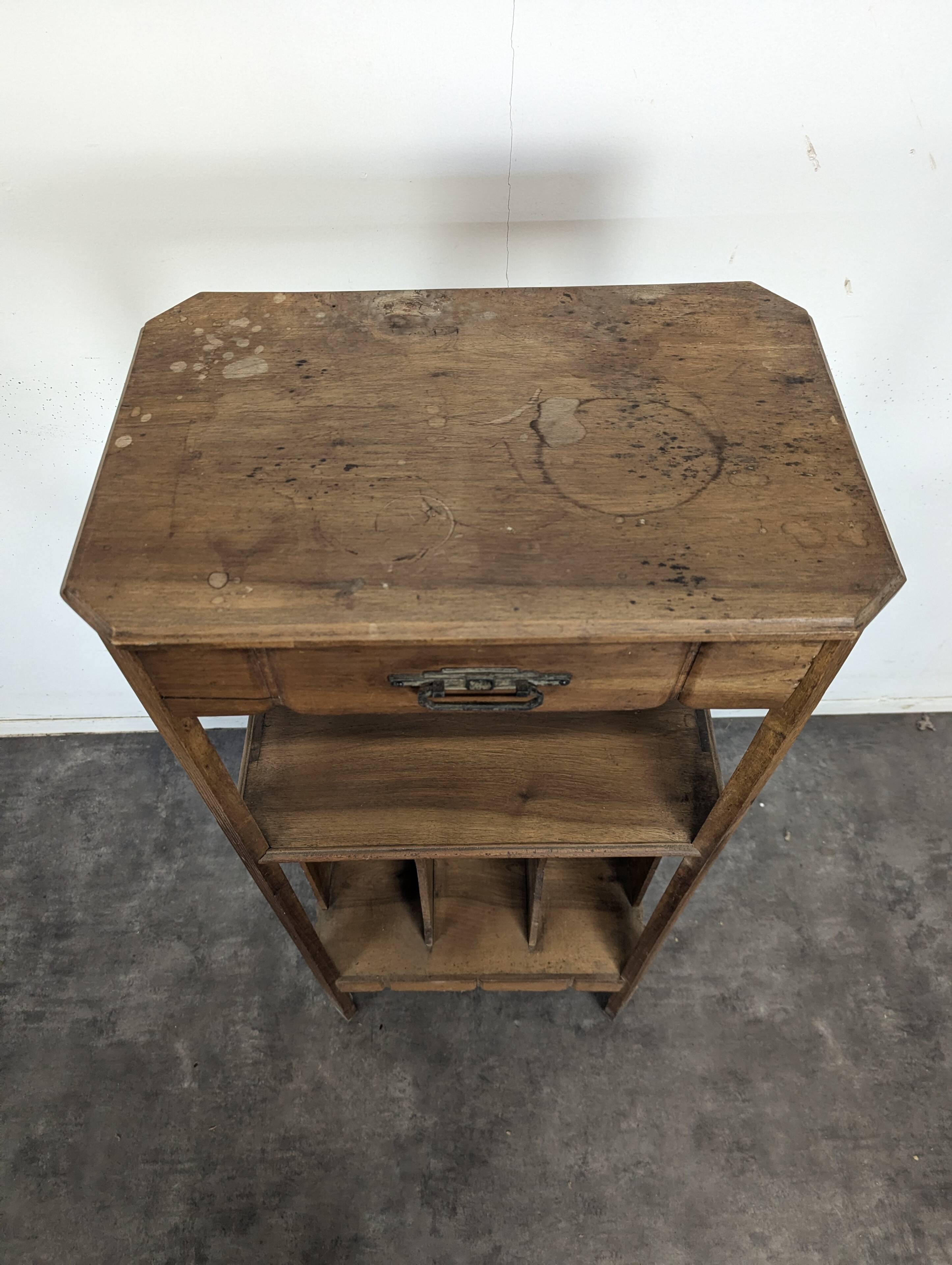 Meuble à partitions 1900 en noyer à casiers et un tiroir