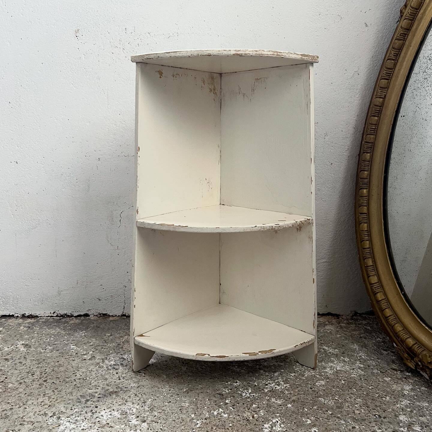 Corner kitchen shelves