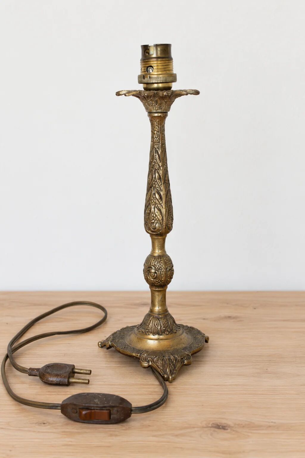 Vintage lamp base in patinated gold metal – foliage decor – 25 cm