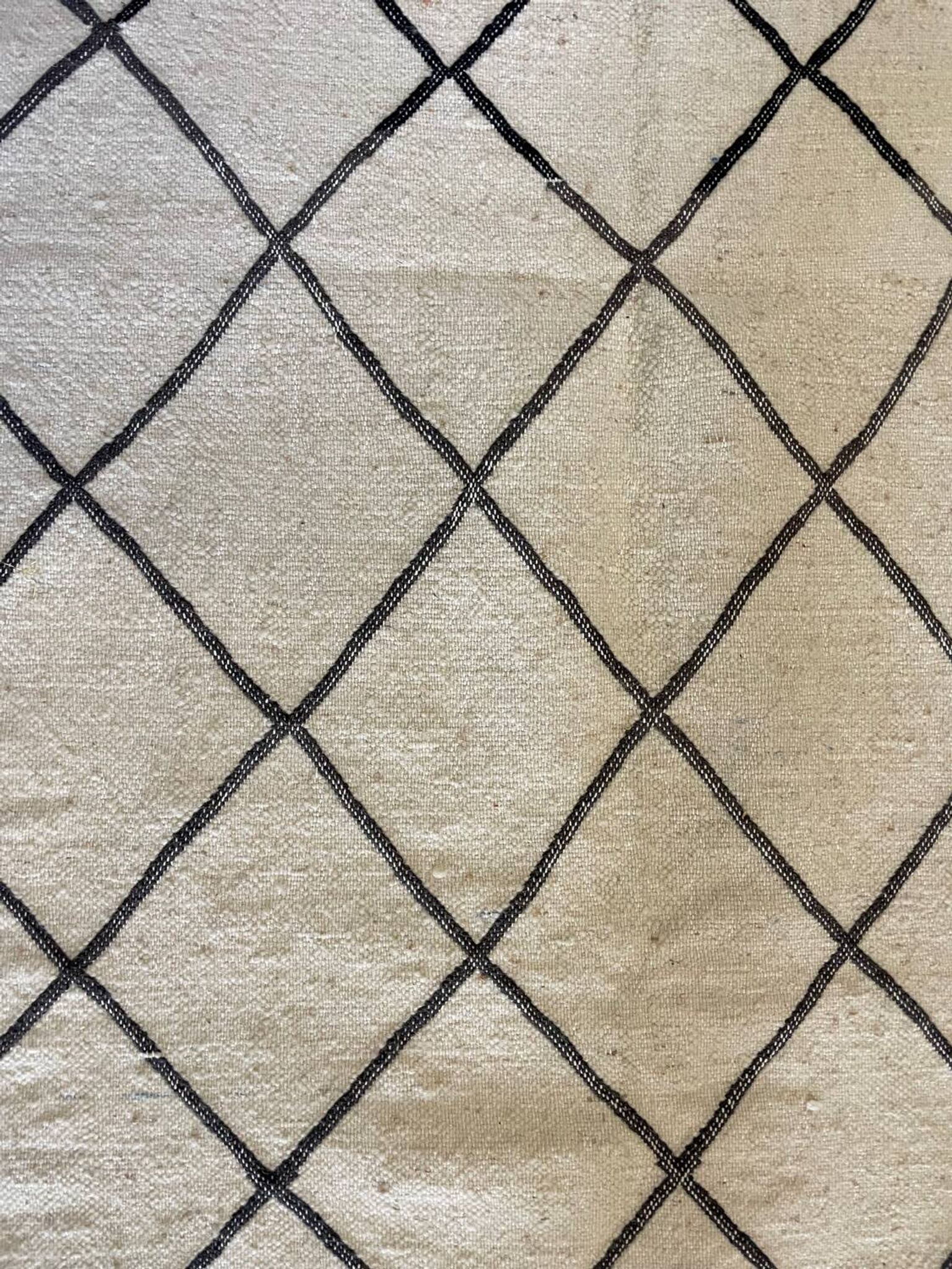 Tapis berbère en laine beige à  losanges 140x105