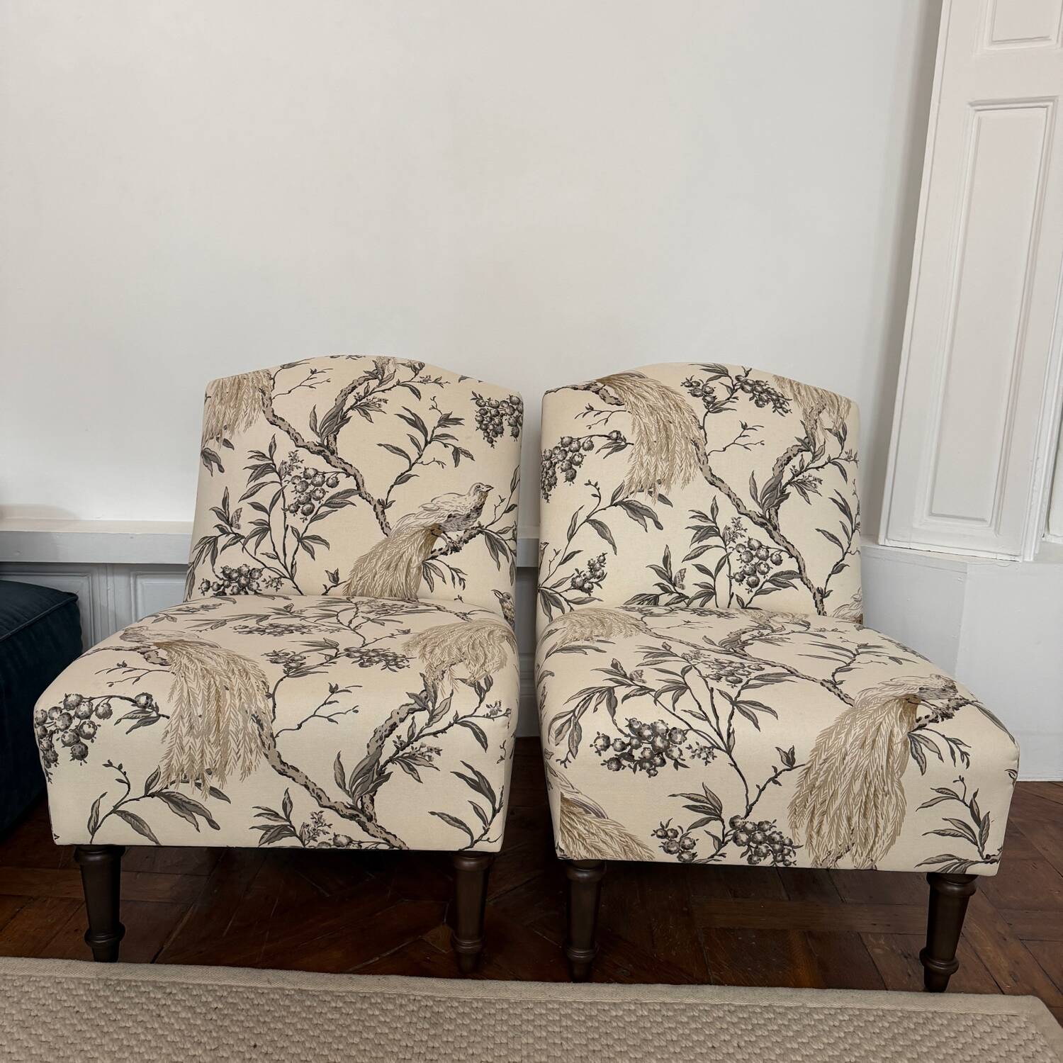 Paire de chauffeuses — tissu chinoiserie oiseaux exotiques