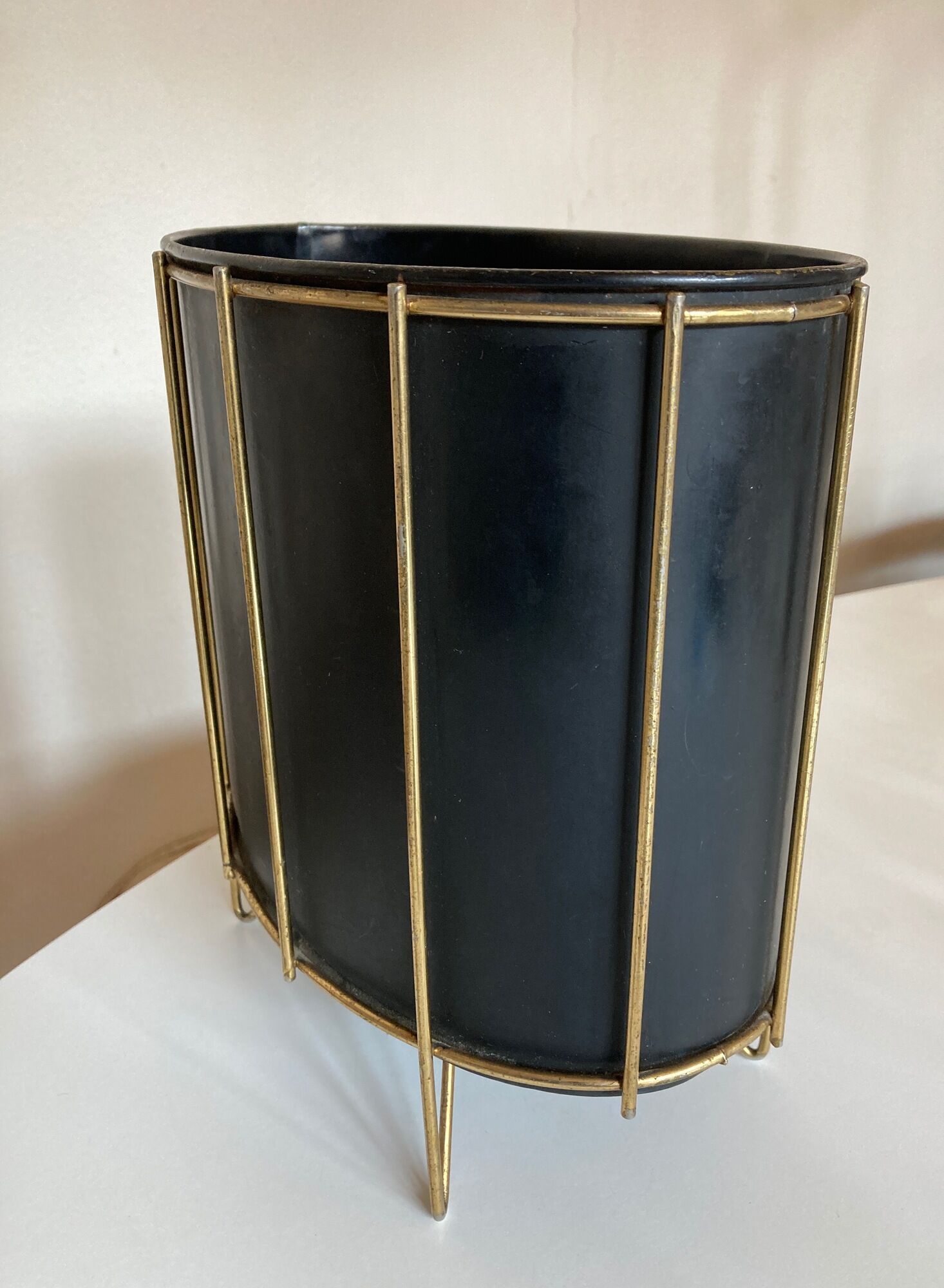 Modernist paper basket 1960 in black sheet metal and golden brass